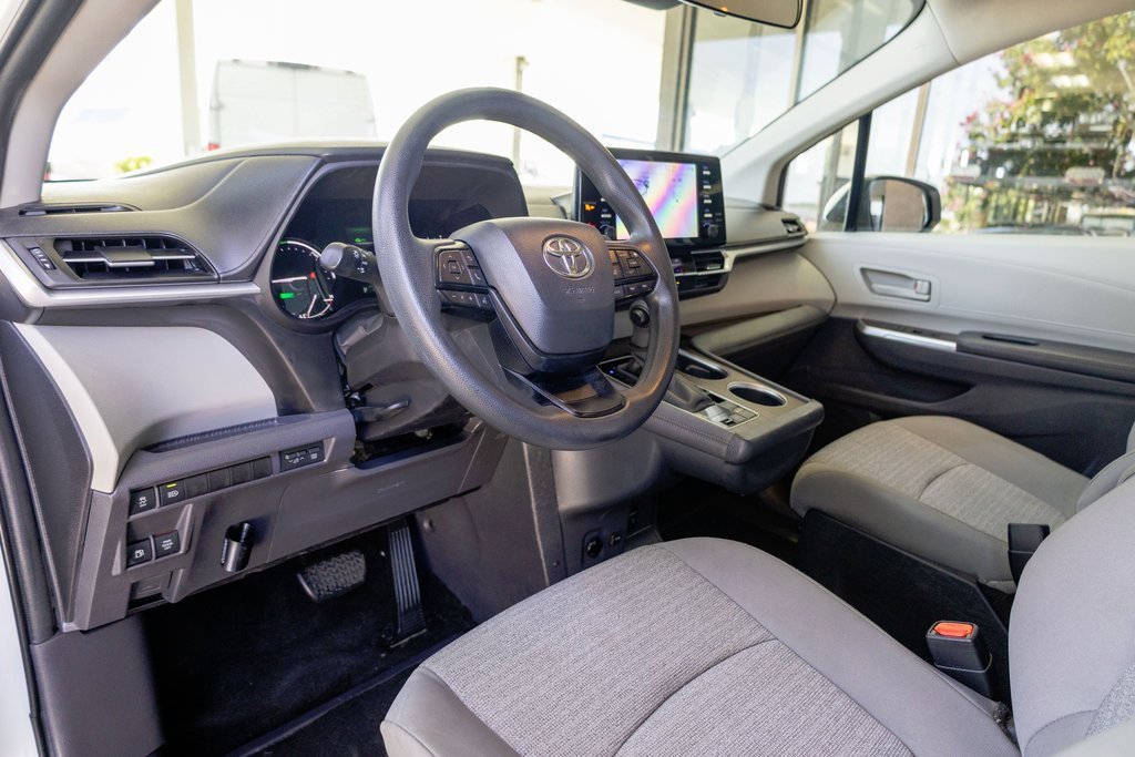 Used 2022 Toyota Sienna LE image 9