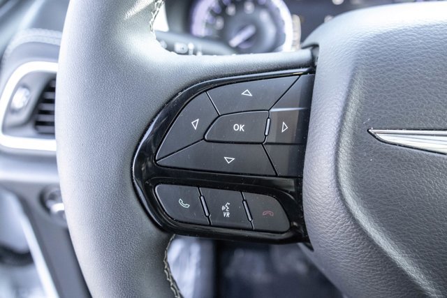 Used 2025 Chrysler Pacifica Limited image 13