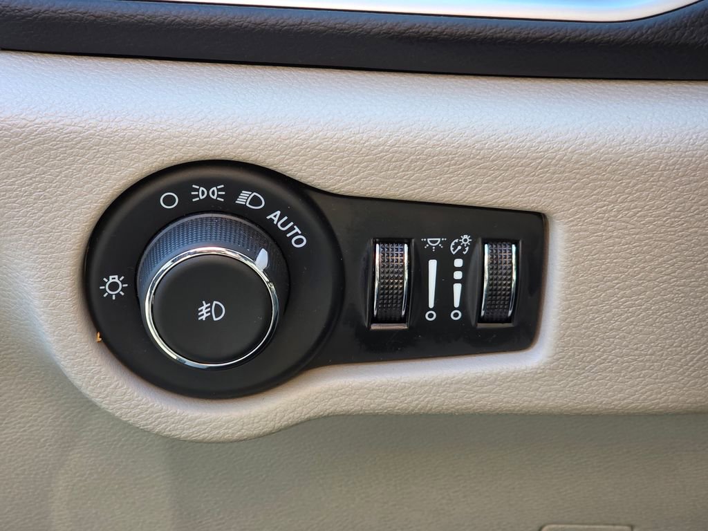 Used 2024 Chrysler Pacifica Touring-L image 14