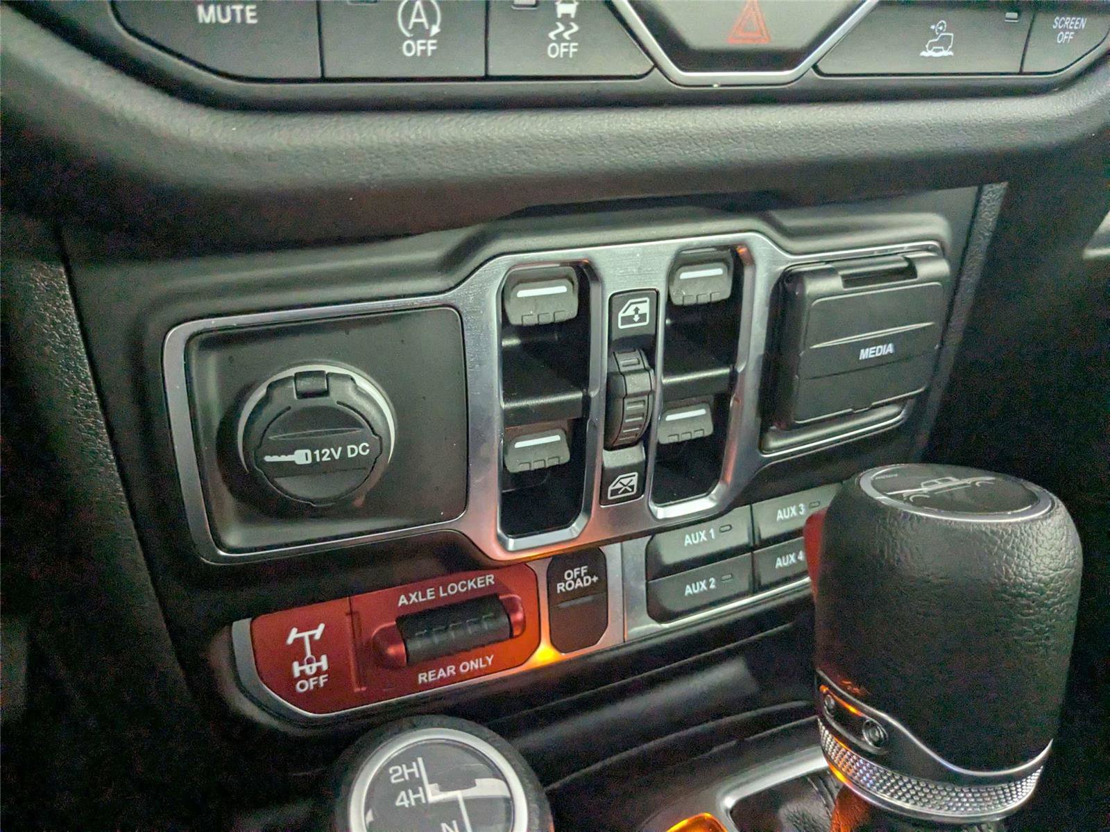 Used 2025 Jeep Gladiator Mojave w/ Convenience Group AWD/4WD image 21