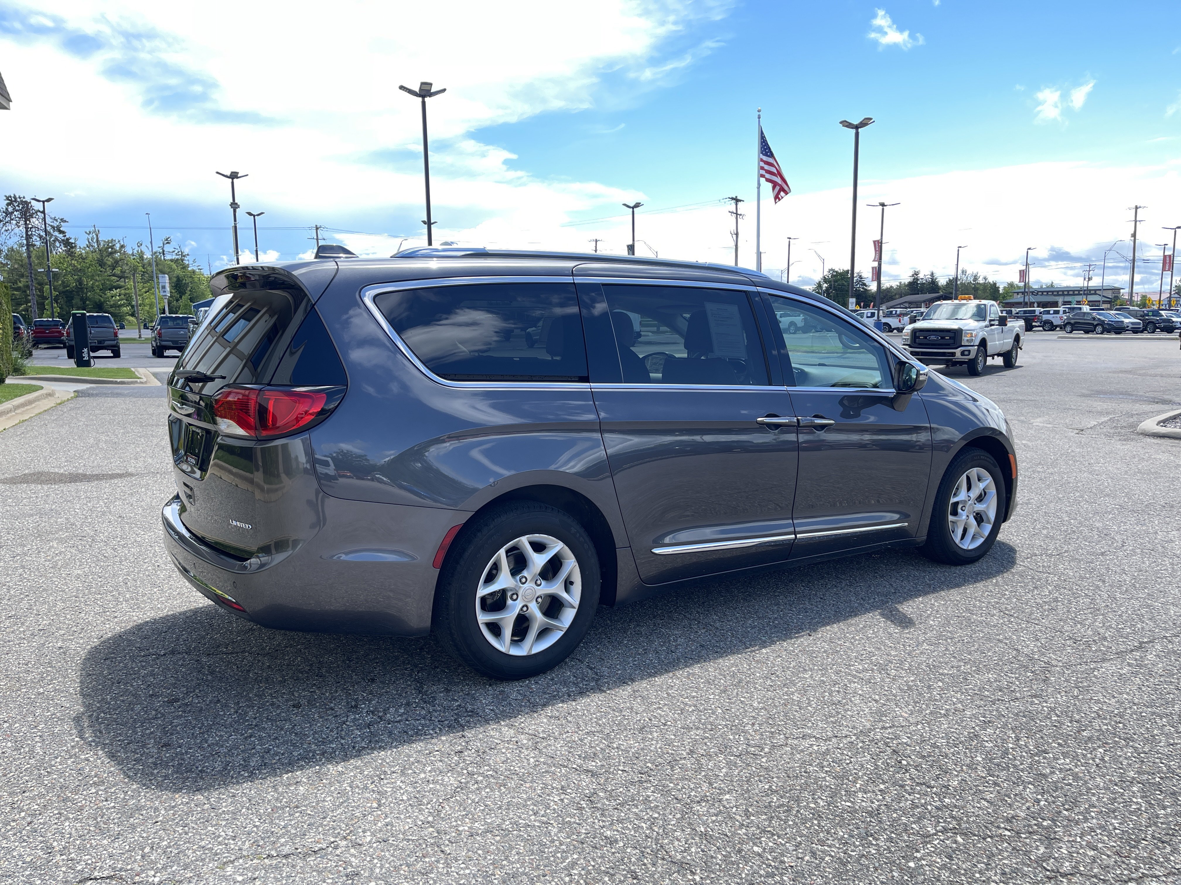 Used 2020 Chrysler Pacifica Limited FWD image 3