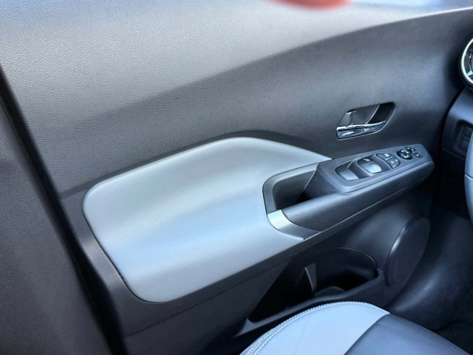 Used 2023 Nissan Kicks SR w/ SR Premium Package FWD image 31