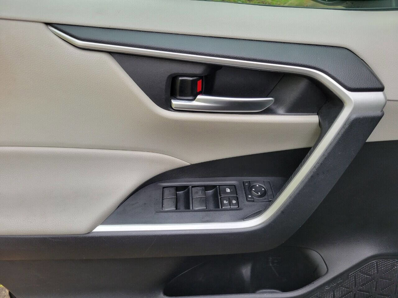 Used 2021 Toyota RAV4 XLE FWD image 15
