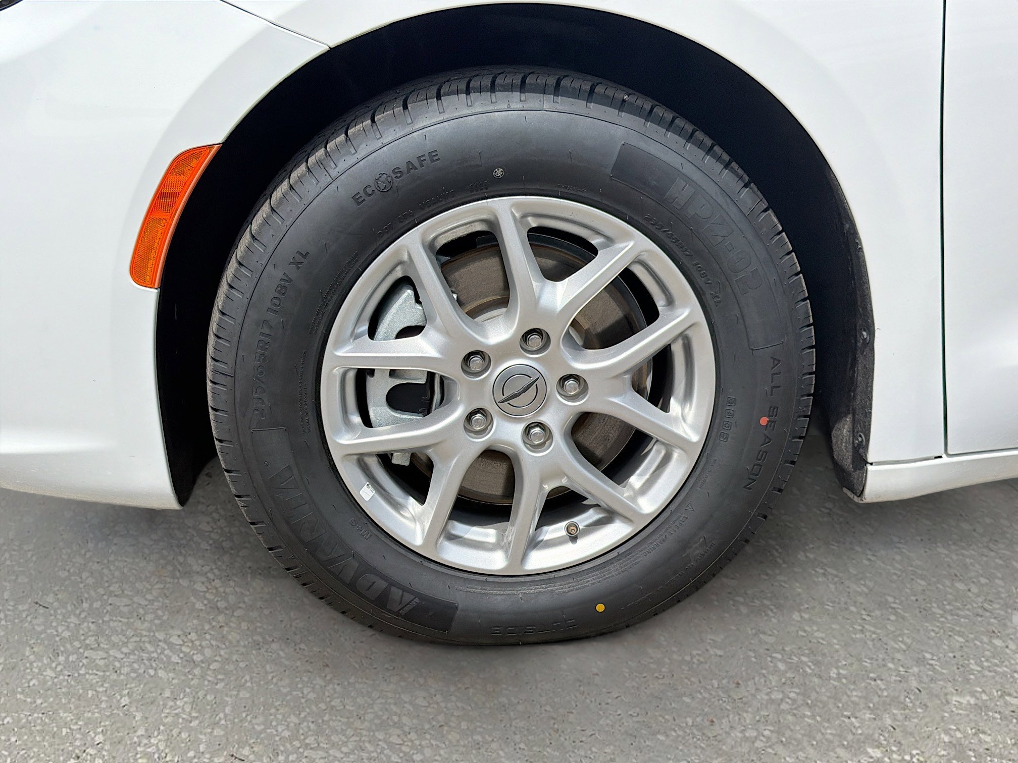 Used 2024 Chrysler Pacifica Touring-L image 39