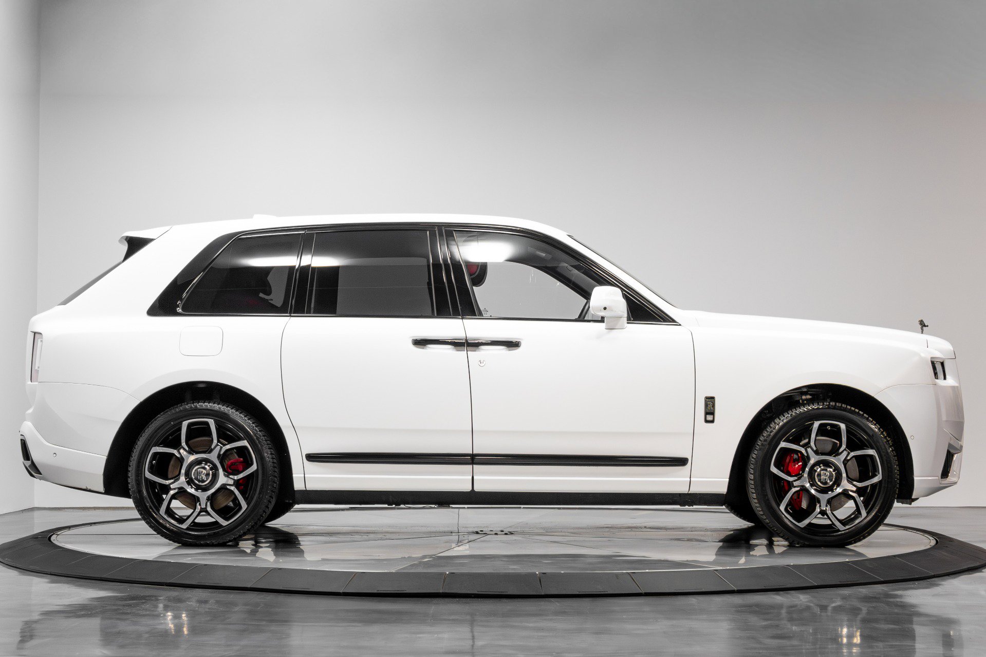 Used 2021 Rolls-Royce Cullinan Black Badge image 17