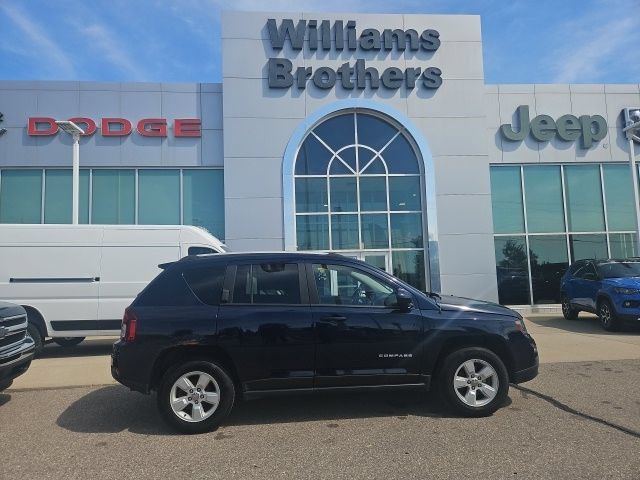 Used 2017 Jeep Compass Latitude FWD image 5