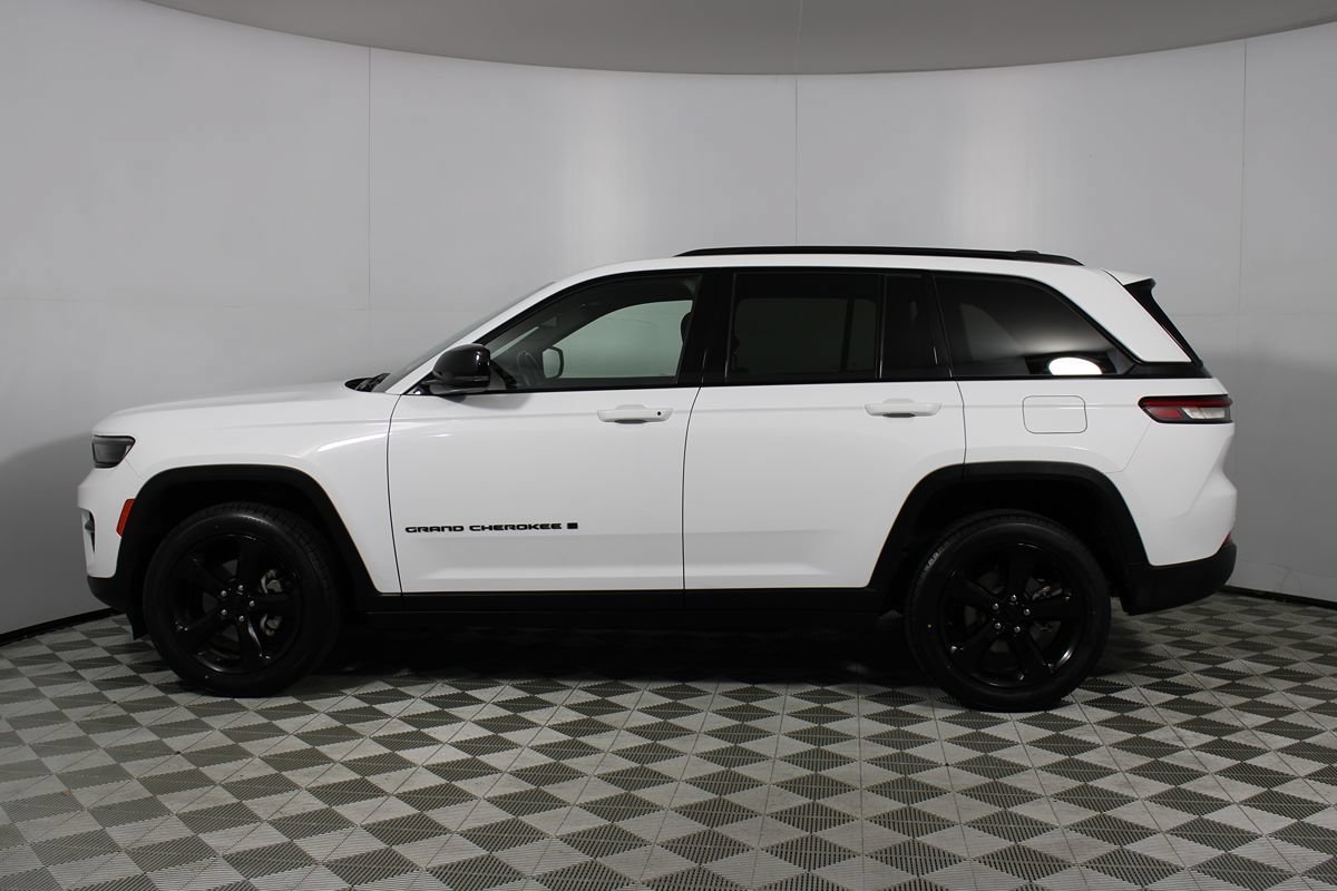 Used 2022 Jeep Grand Cherokee Altitude RWD image 43