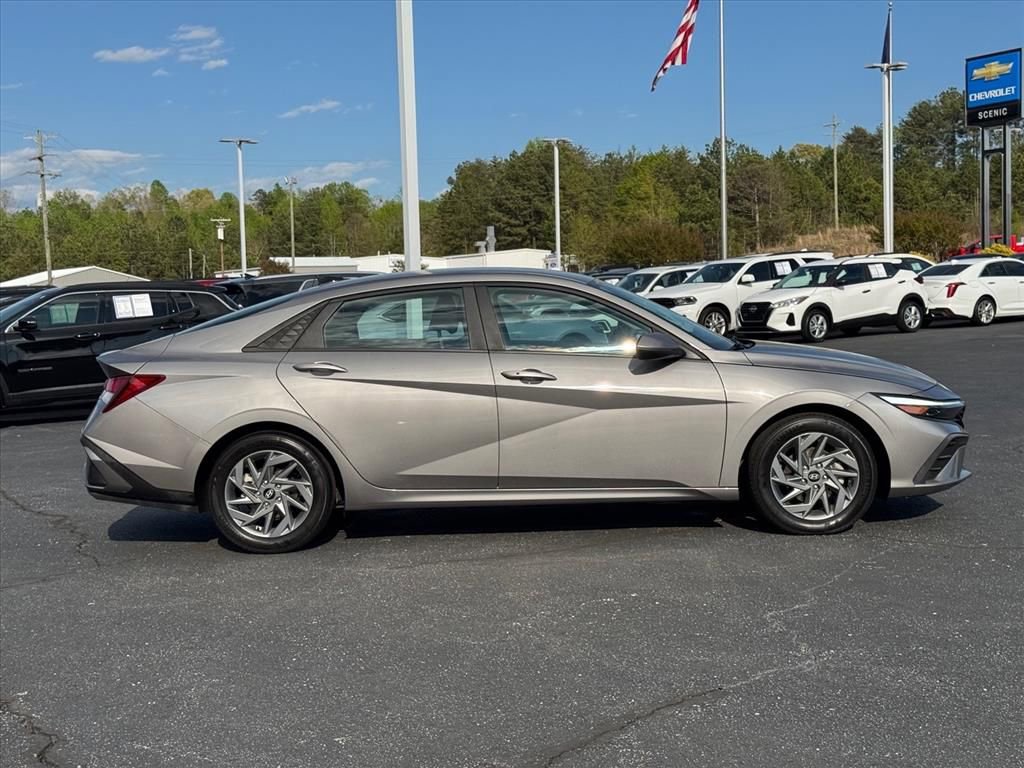 Used 2024 Hyundai Elantra SEL image 2