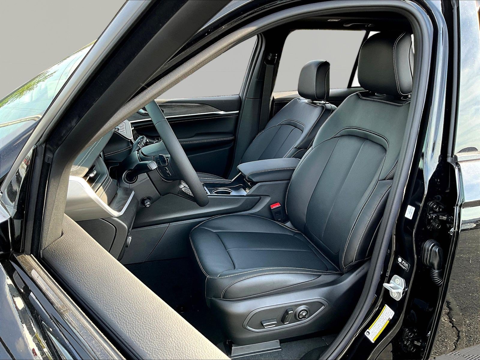 New 2027 Jeep Grand Cherokee Limited AWD/4WD image 17