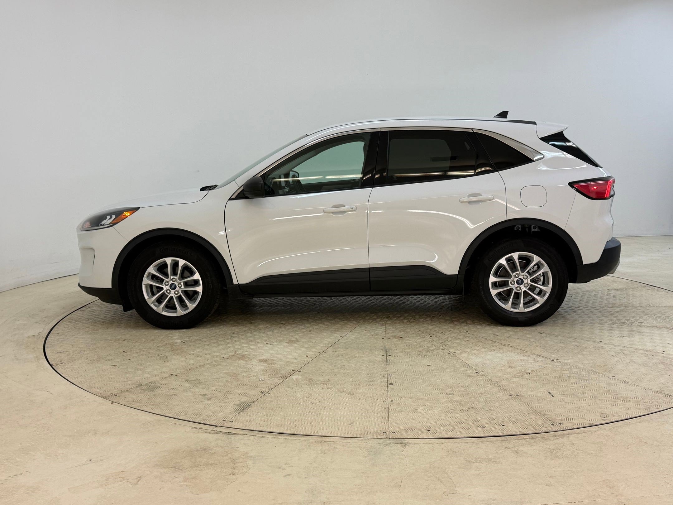 Used 2022 Ford Escape SE image 2