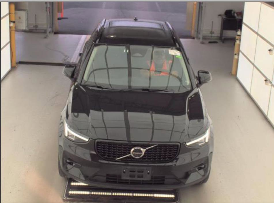 Used 2025 Volvo XC40 B5 Plus image 2