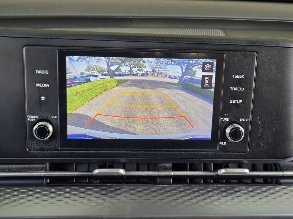 Used 2022 Kia Carnival LX image 17