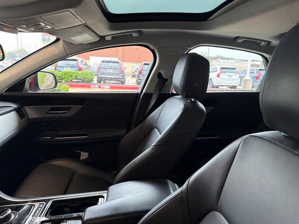 Used 2018 Jaguar XF Premium AWD/4WD image 10