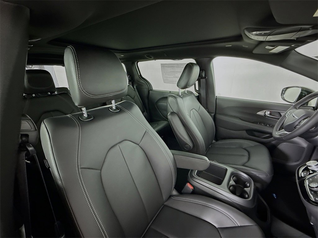 New 2026 Chrysler Pacifica Select image 30