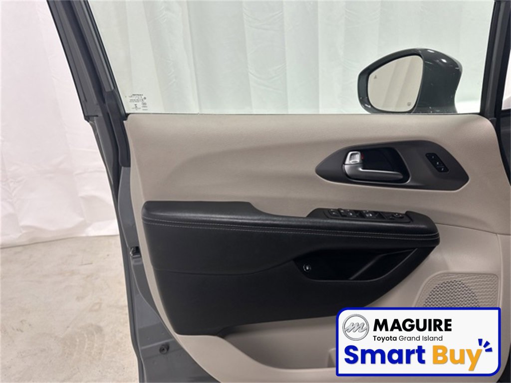 Used 2022 Chrysler Pacifica Touring-L image 19