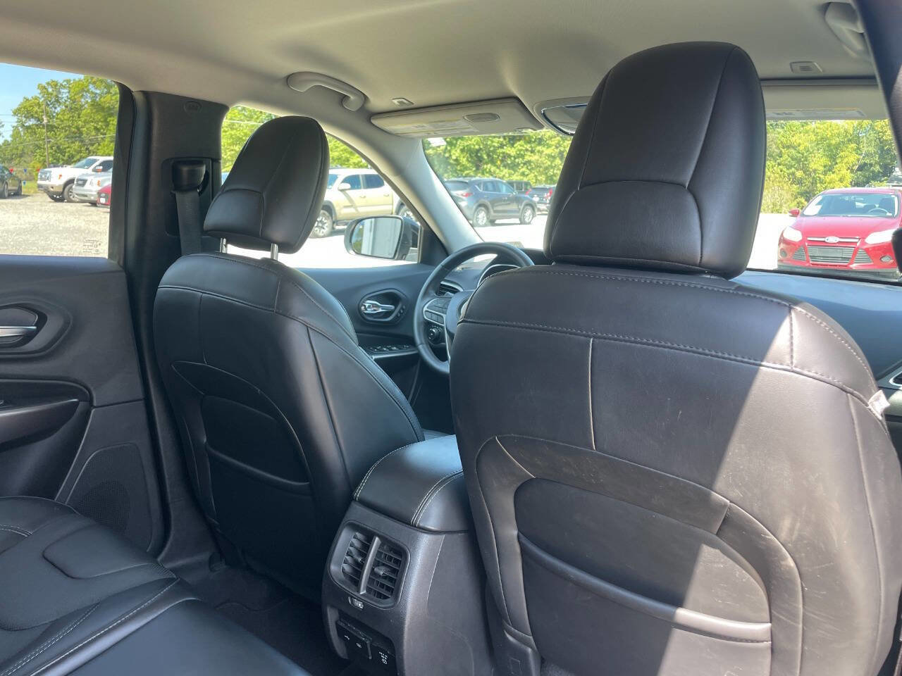 Used 2019 Jeep Cherokee Limited image 19