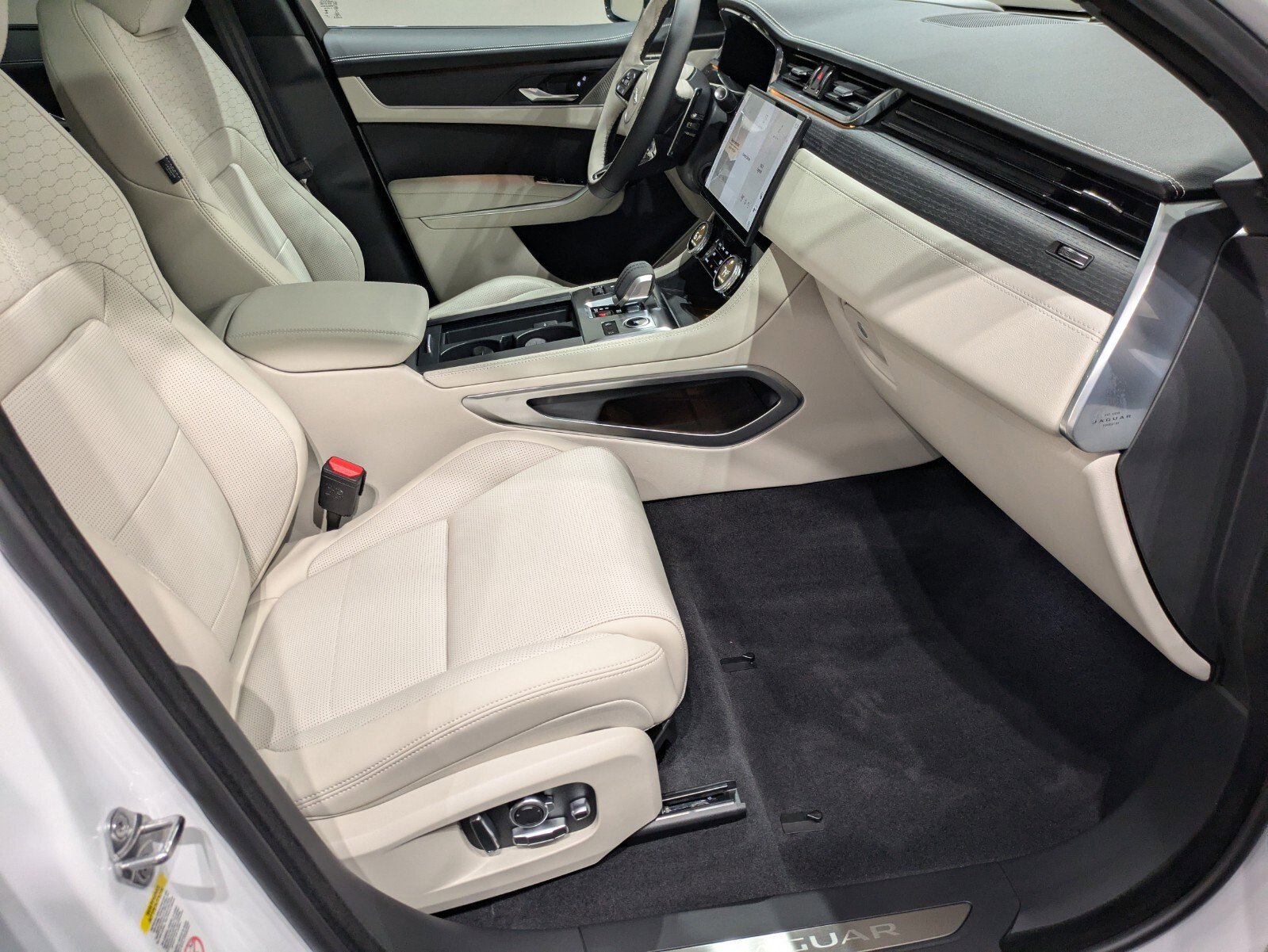 New 2026 Jaguar F-PACE R-Dynamic S image 24