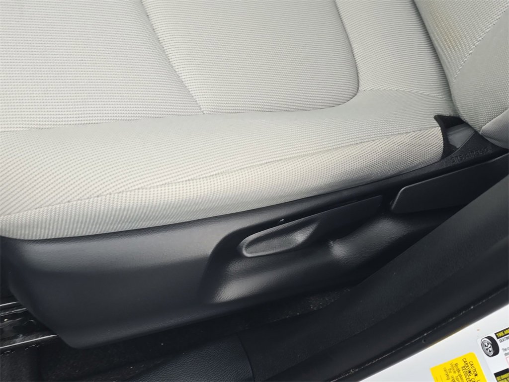 Used 2025 Toyota Corolla Cross L image 17