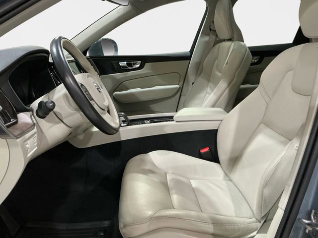 Used 2022 Volvo XC60 B5 Momentum w/ Climate Package image 10