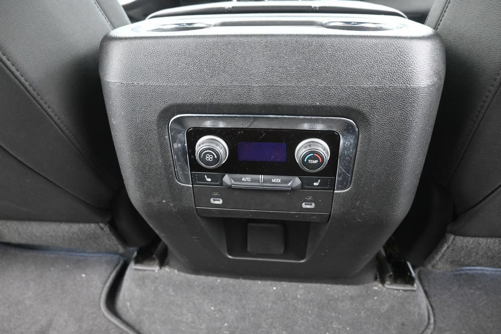 Used 2022 Chevrolet Suburban LT w/ Luxury Package RWD image 12