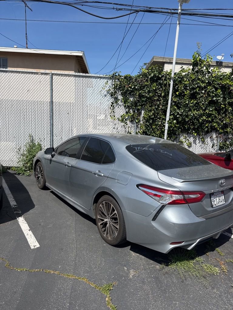 Used 2020 Toyota Camry SE image 2