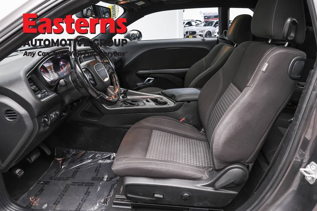 Used 2022 Dodge Challenger SXT w/ Driver Convenience Group RWD image 14