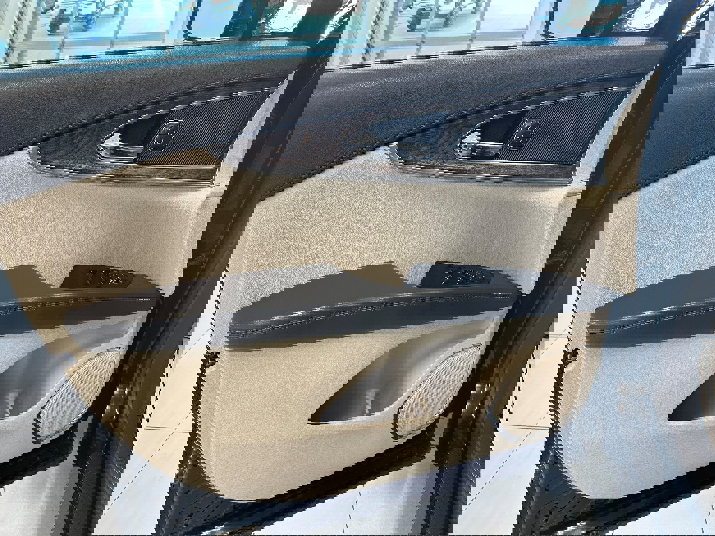 Used 2016 Lincoln MKX Reserve w/ Driver Assistance Package image 12