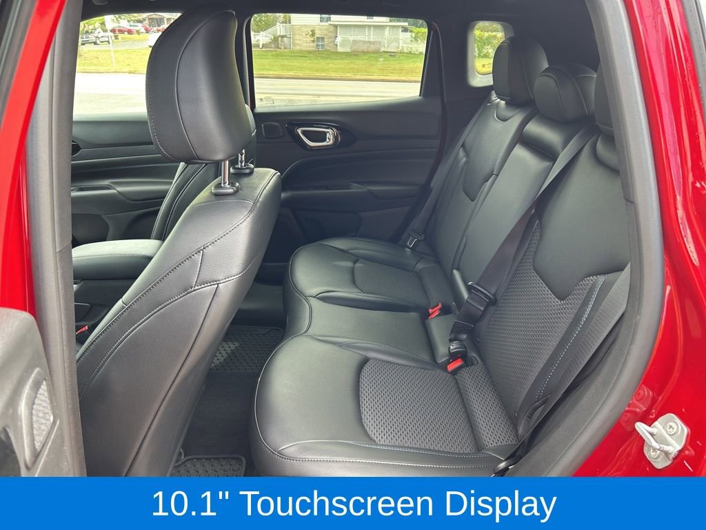 Used 2025 Jeep Compass Latitude w/ Sun & Sound Group AWD/4WD image 16