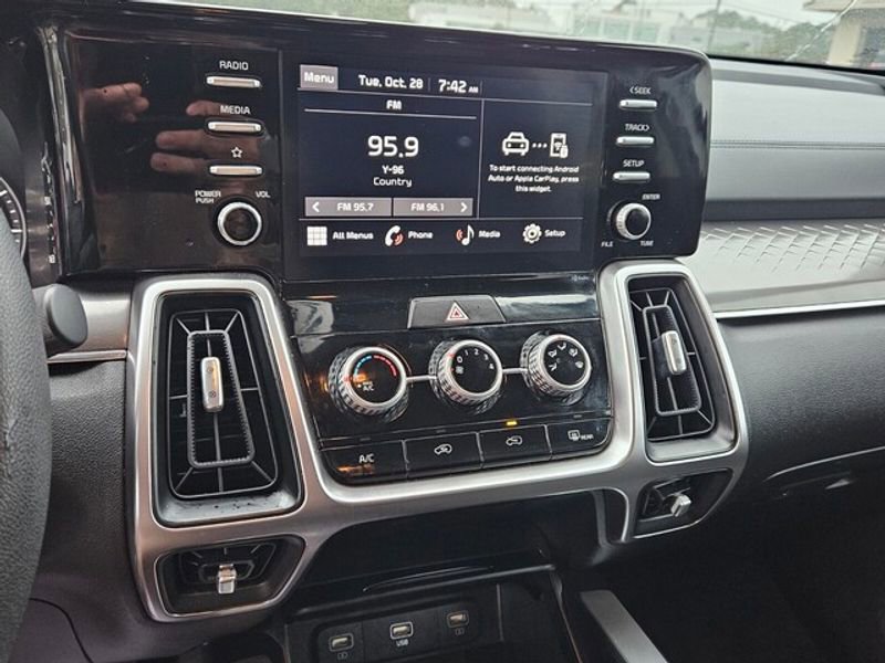 Used 2023 Kia Sorento LX image 20