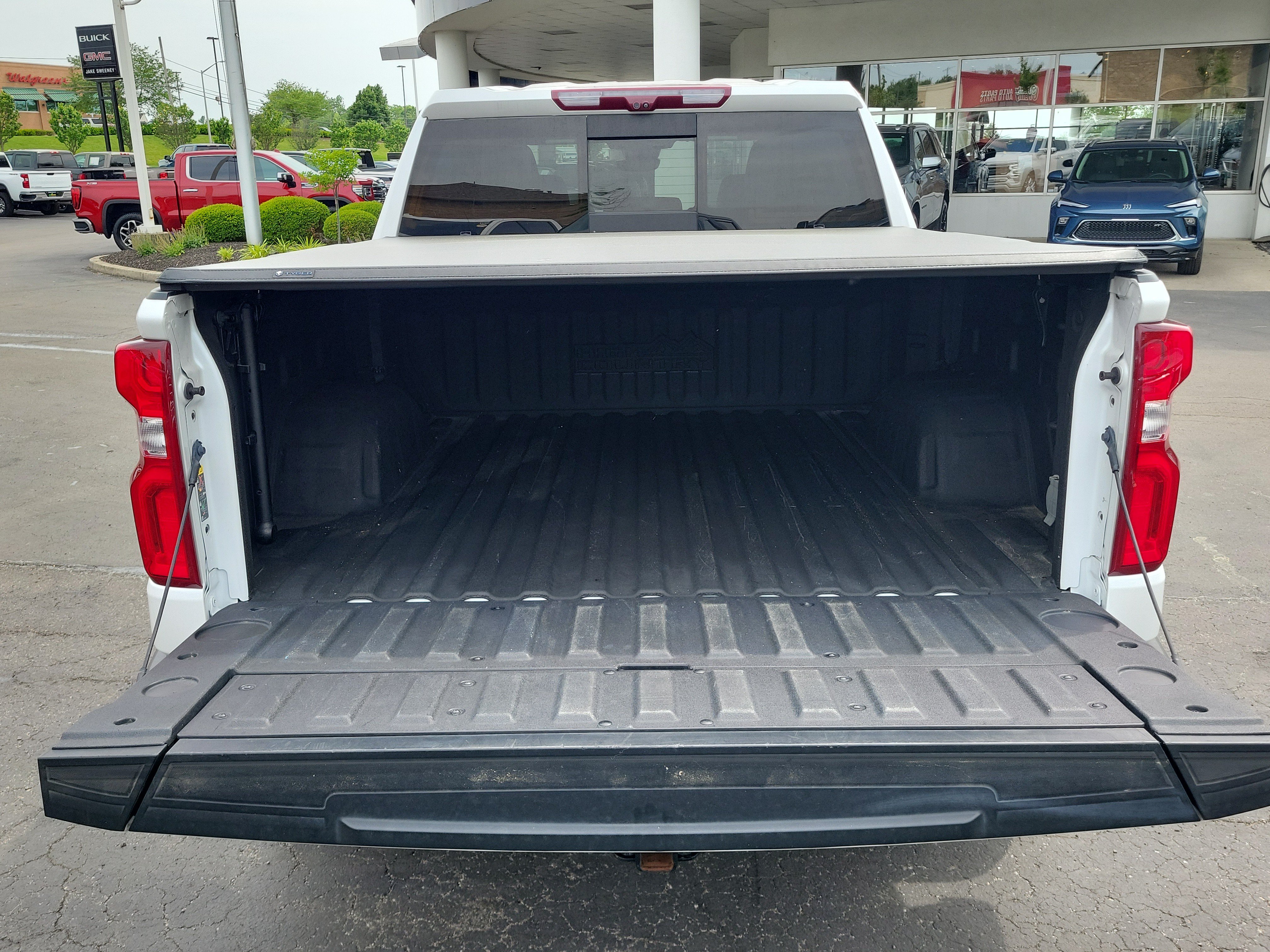 Used 2023 Chevrolet Silverado 1500 High Country w/ High Country Premium Package AWD/4WD image 8
