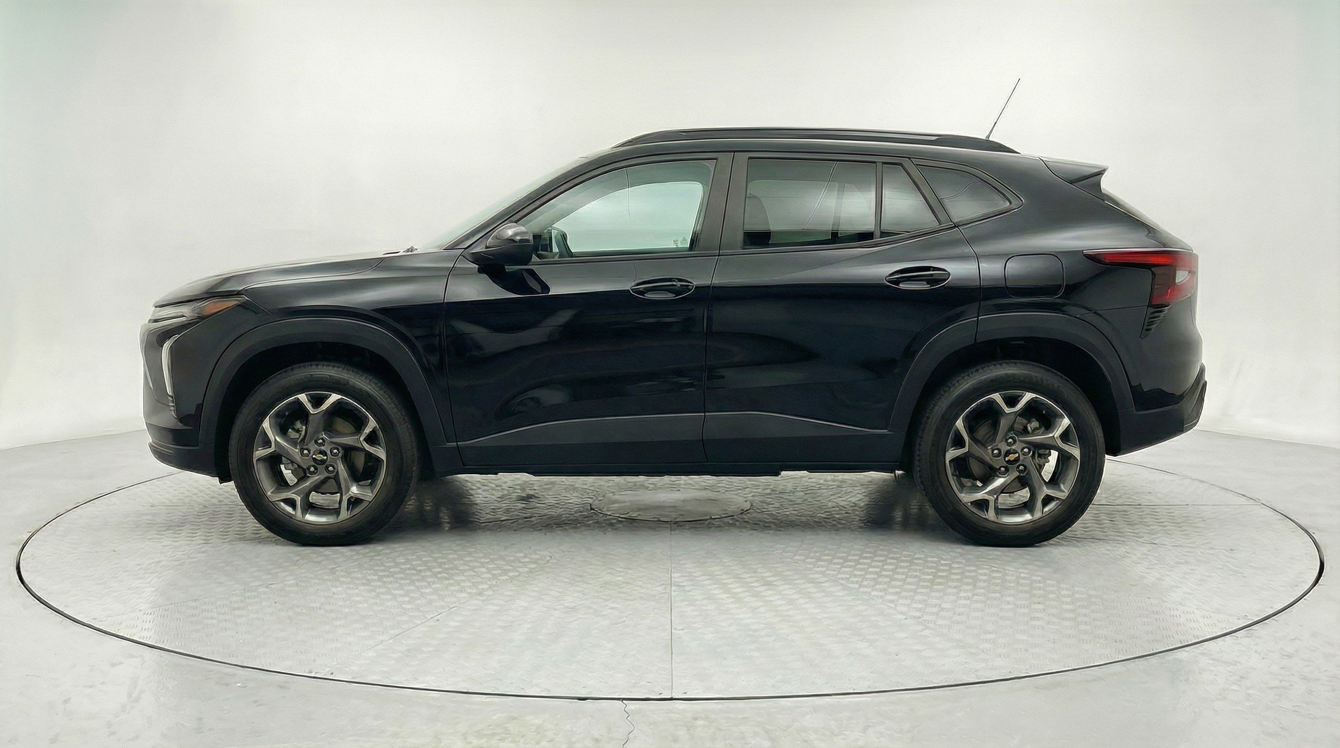 Used 2025 Chevrolet Trax LT w/ LT Convenience Package FWD image 5