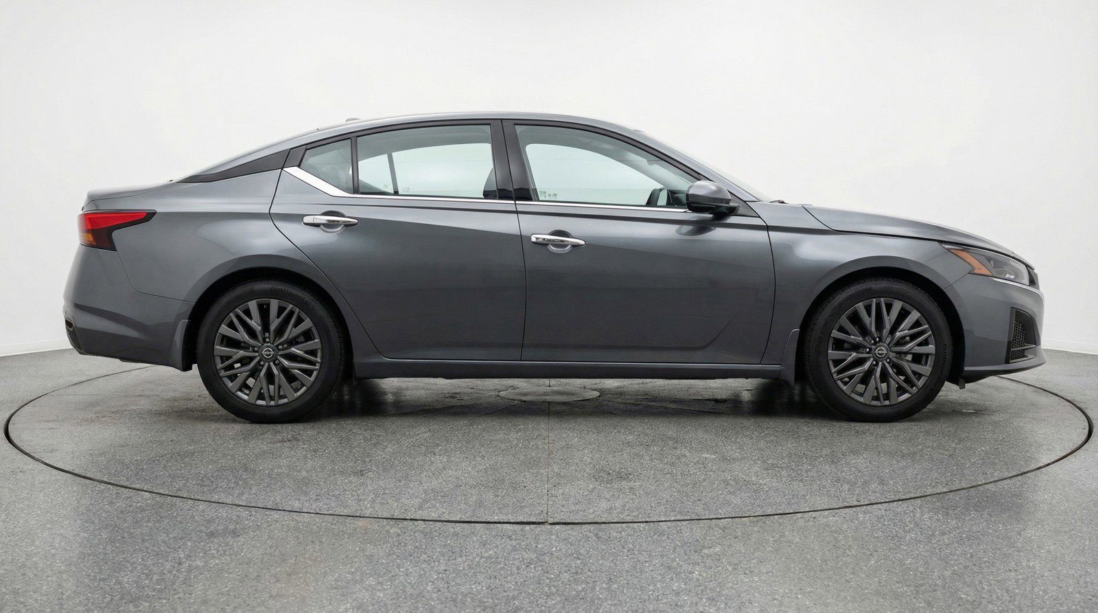 Used 2025 Nissan Altima 2.5 SV FWD image 11