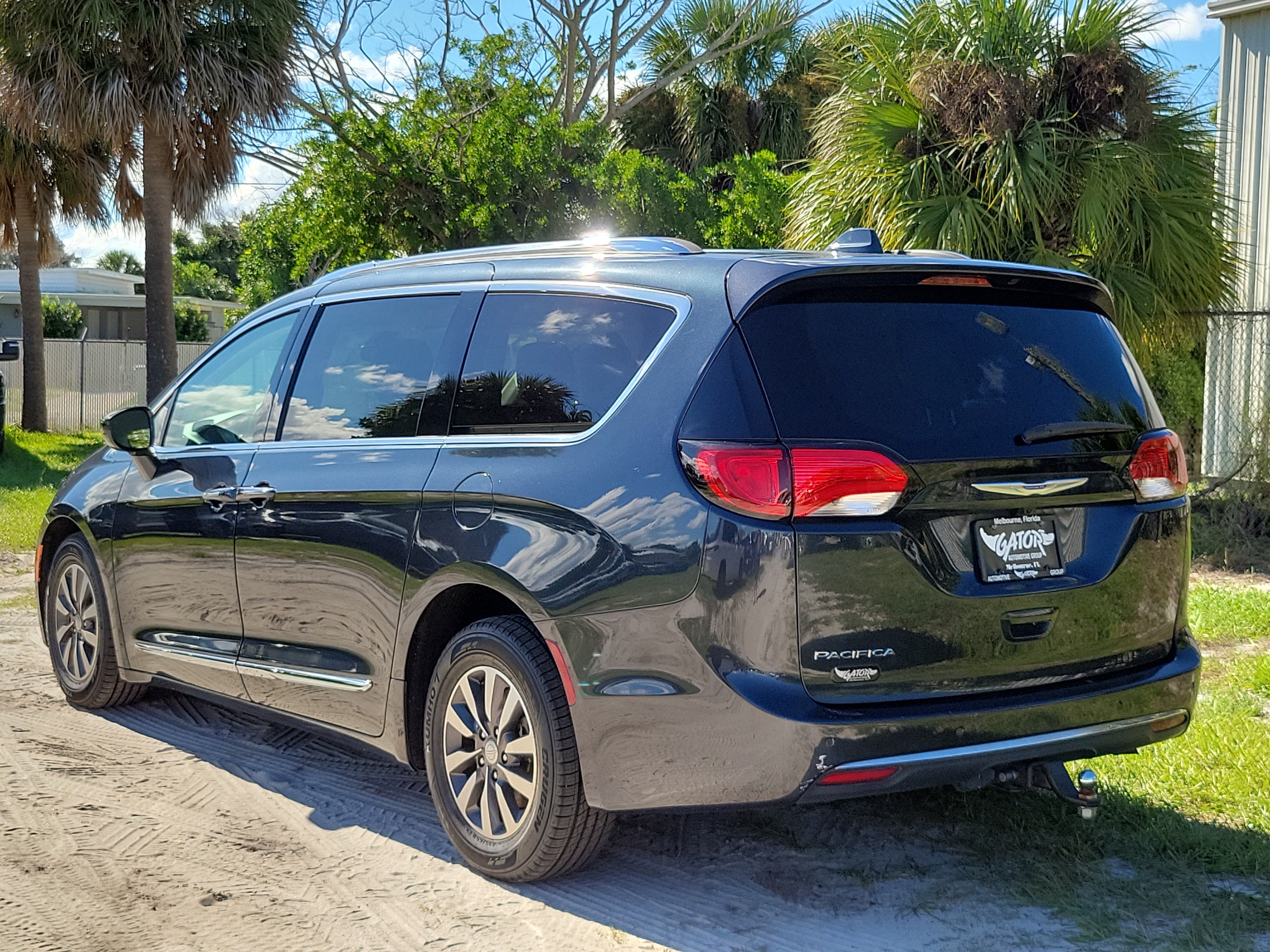 Used 2020 Chrysler Pacifica Touring-L Plus FWD image 3