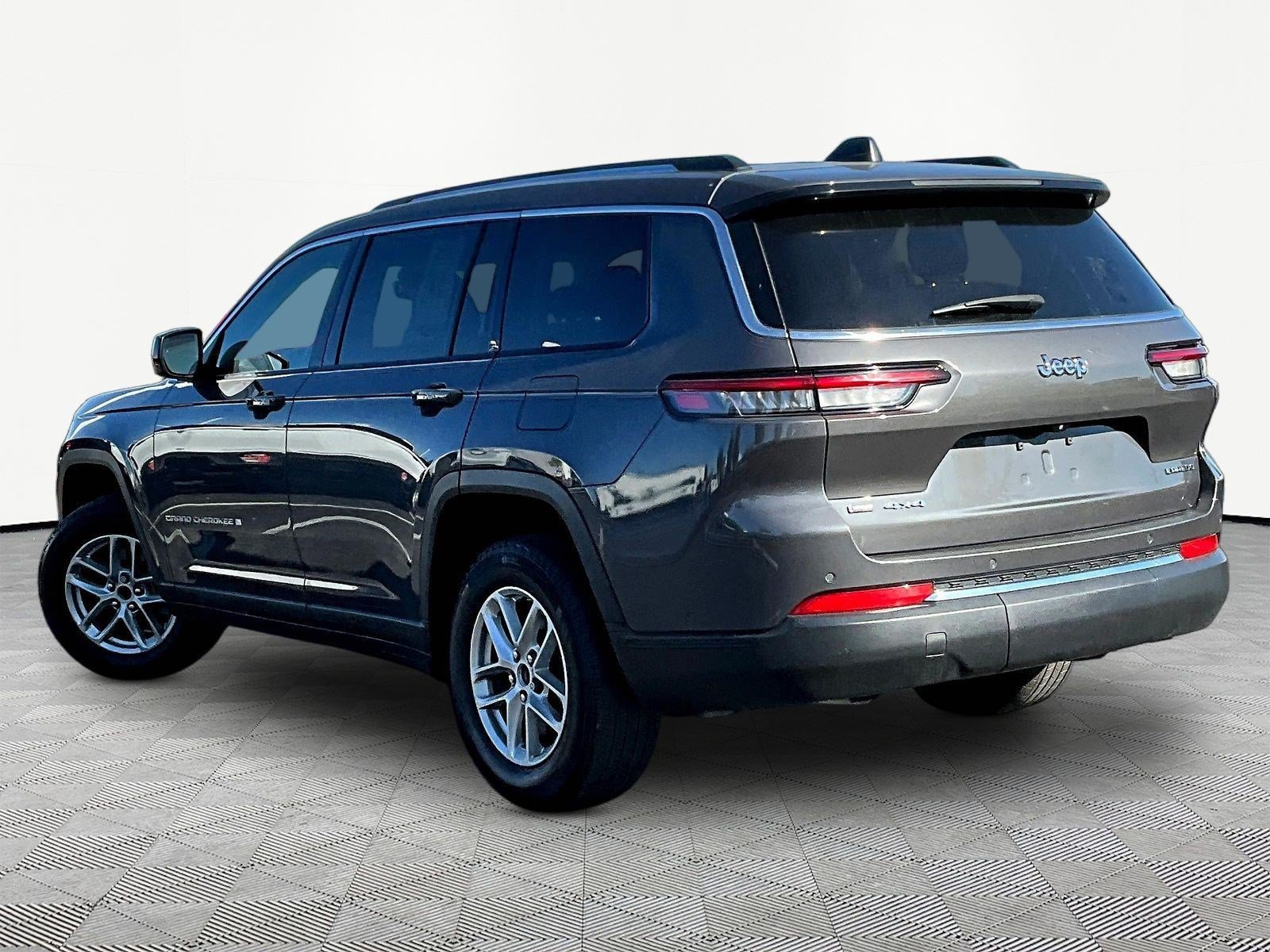 Used 2021 Jeep Grand Cherokee L Laredo w/ Luxury Tech Group I AWD/4WD image 4