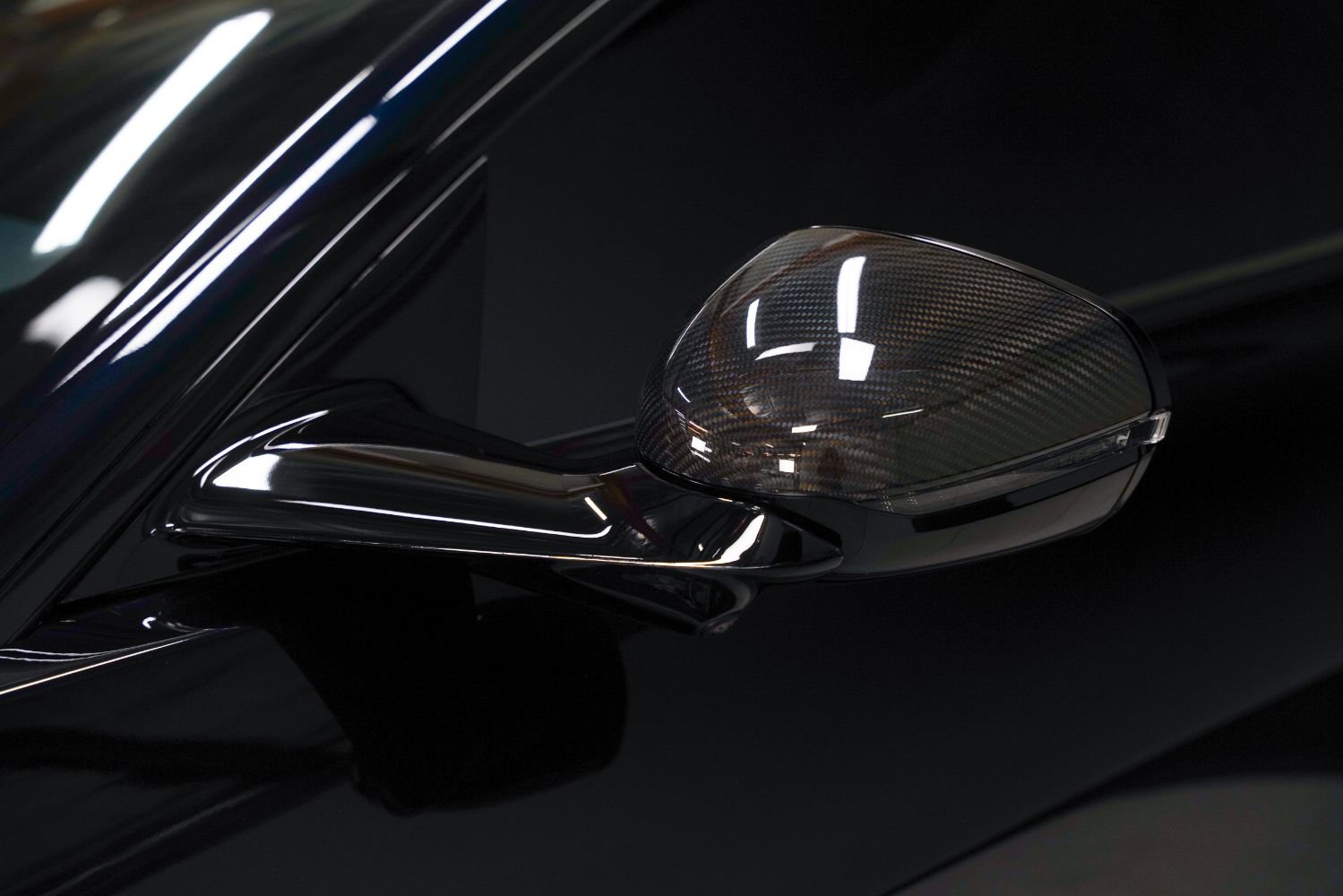 Used 2025 Aston Martin Vanquish RWD image 18