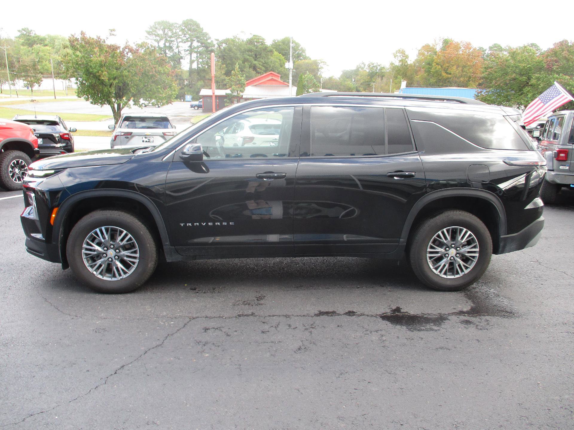 Used 2025 Chevrolet Traverse LT image 6