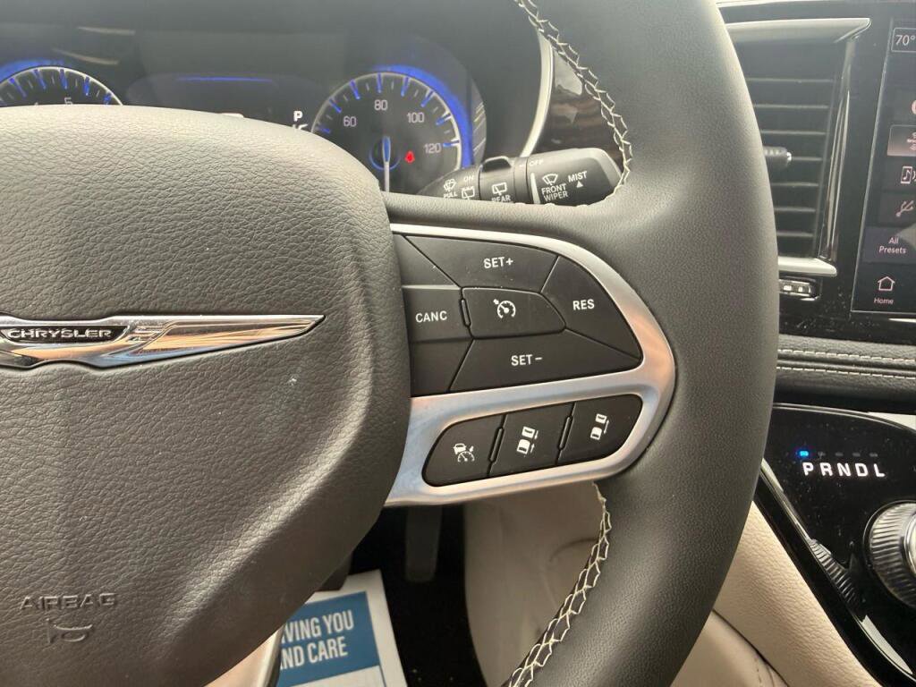 Used 2024 Chrysler Pacifica Limited image 16