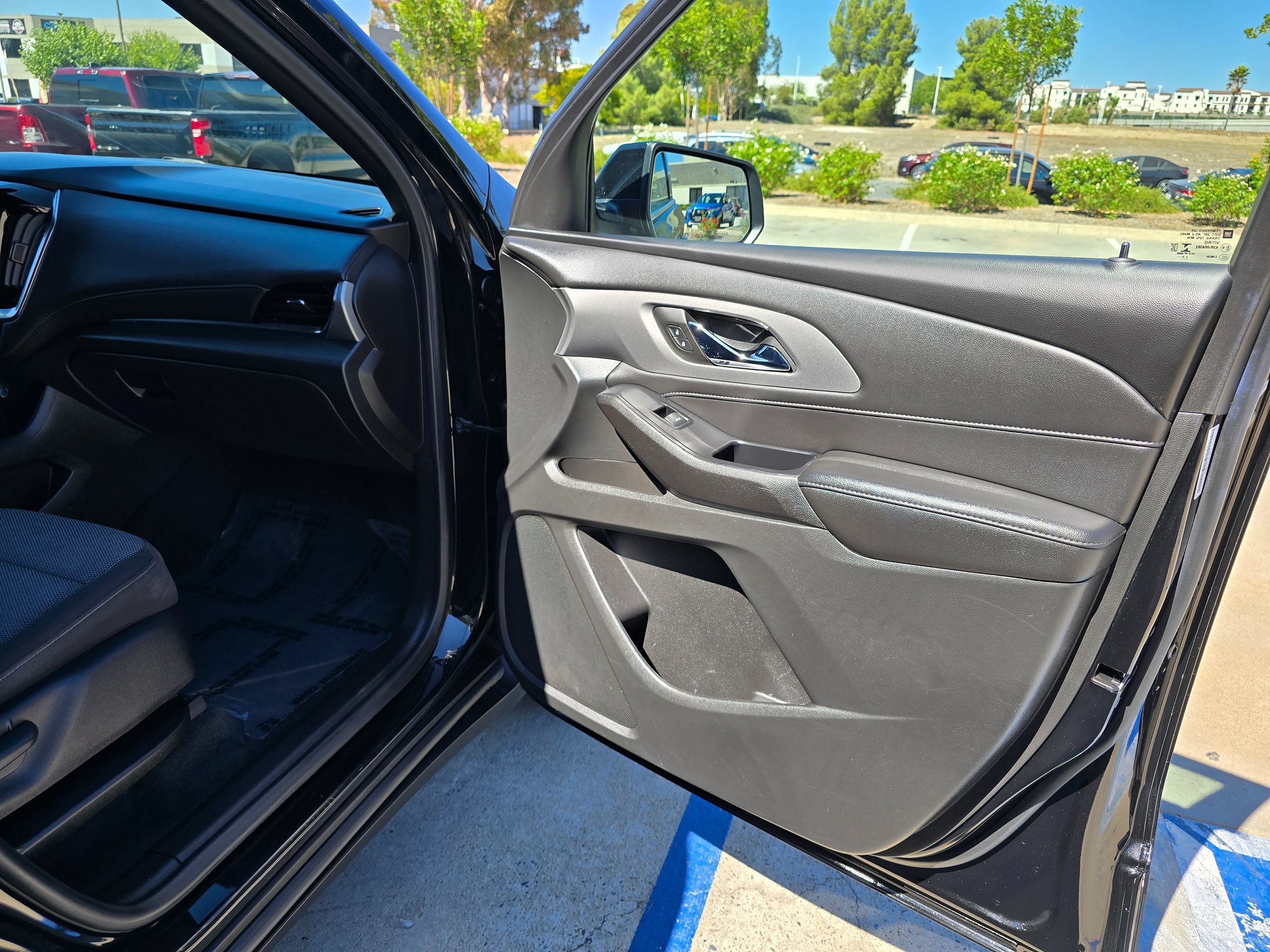 Used 2023 Chevrolet Traverse LT FWD image 34