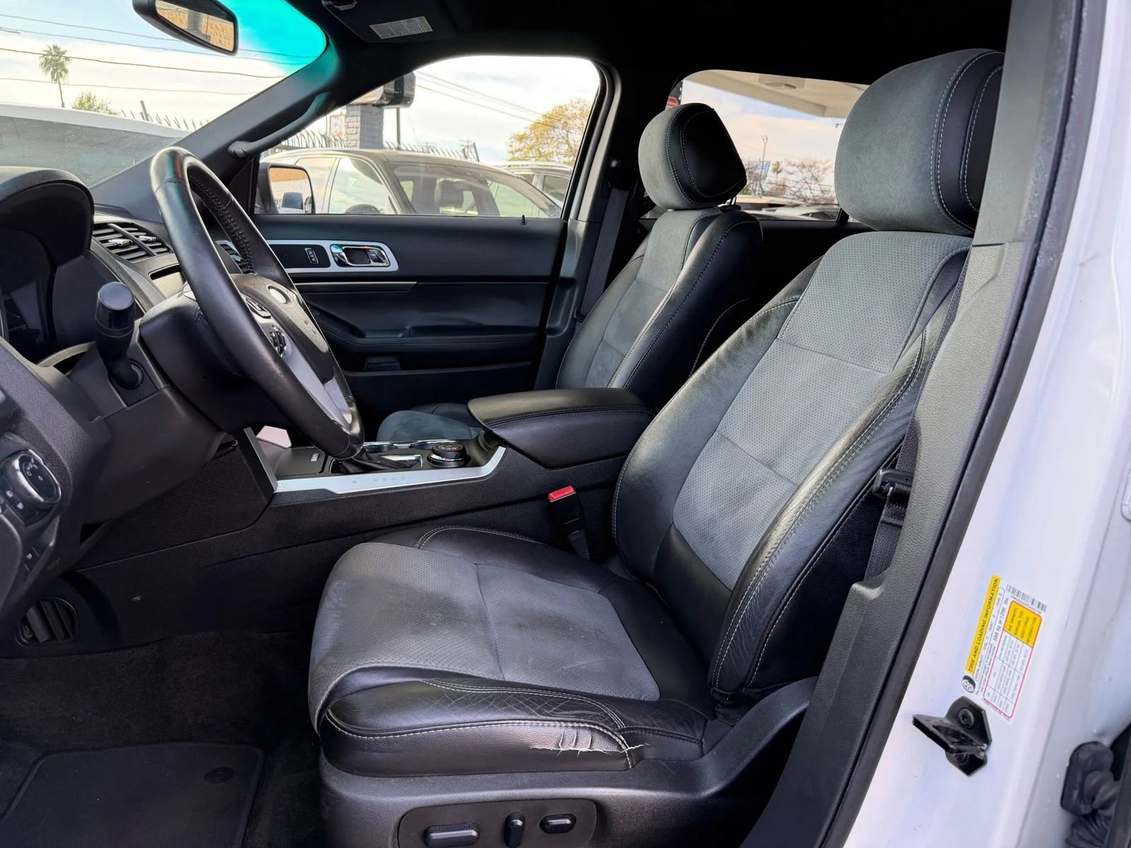 Used 2015 Ford Explorer XLT w/ Equipment Group 202A AWD/4WD image 33