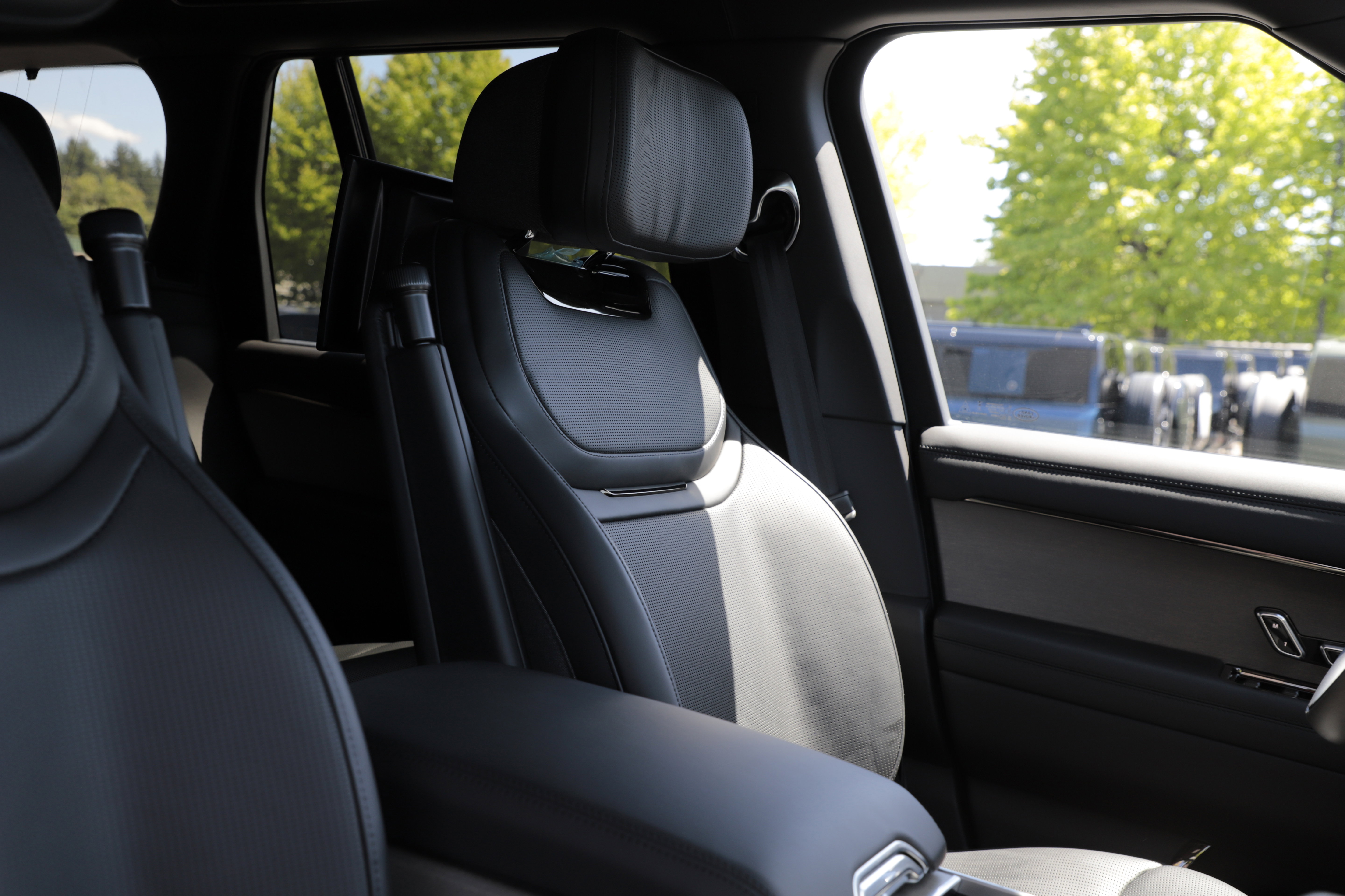New 2026 Land Rover Range Rover SV AWD/4WD image 12
