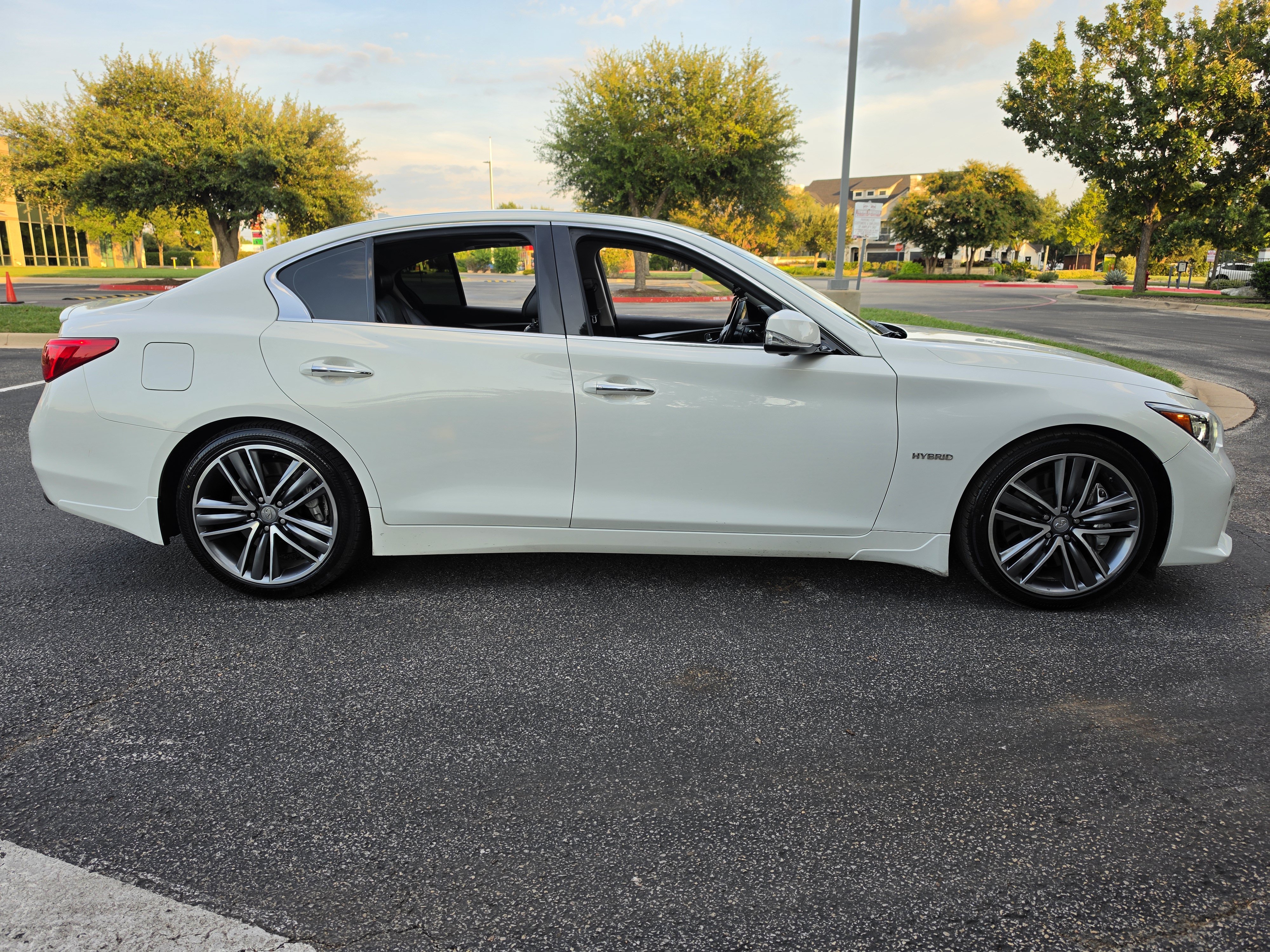 Used 2014 INFINITI Q50 Hybrid w/ Deluxe Technology Package RWD image 8