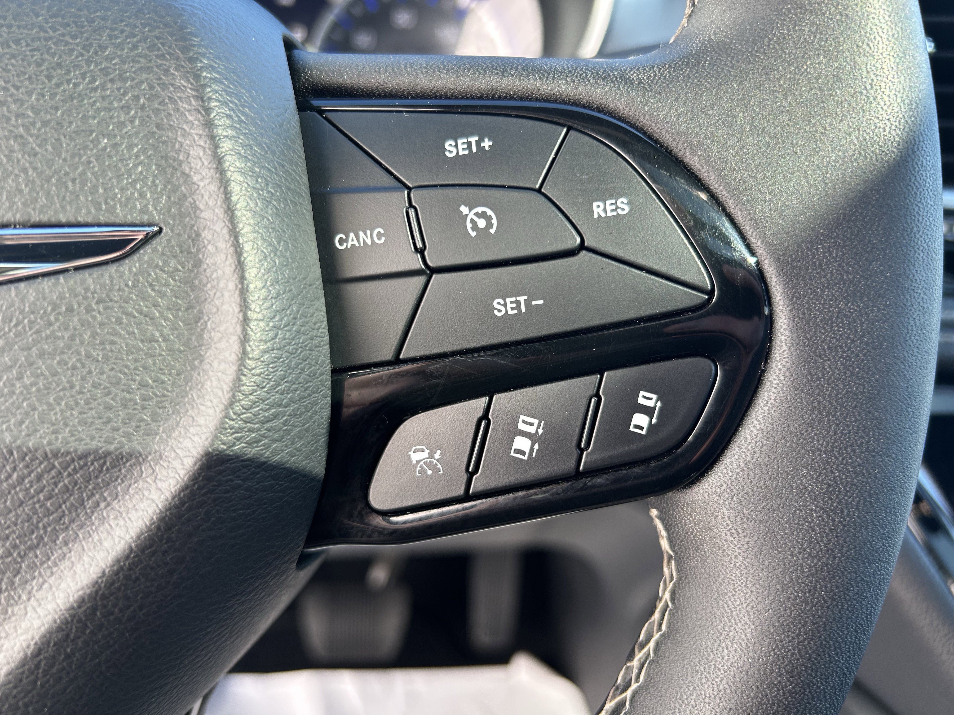 Used 2025 Chrysler Pacifica Limited image 27