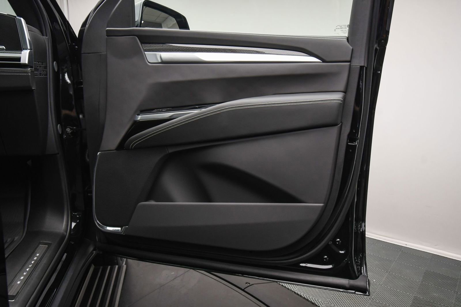 Used 2025 Cadillac Escalade V w/ LPO, ONYX Package image 49