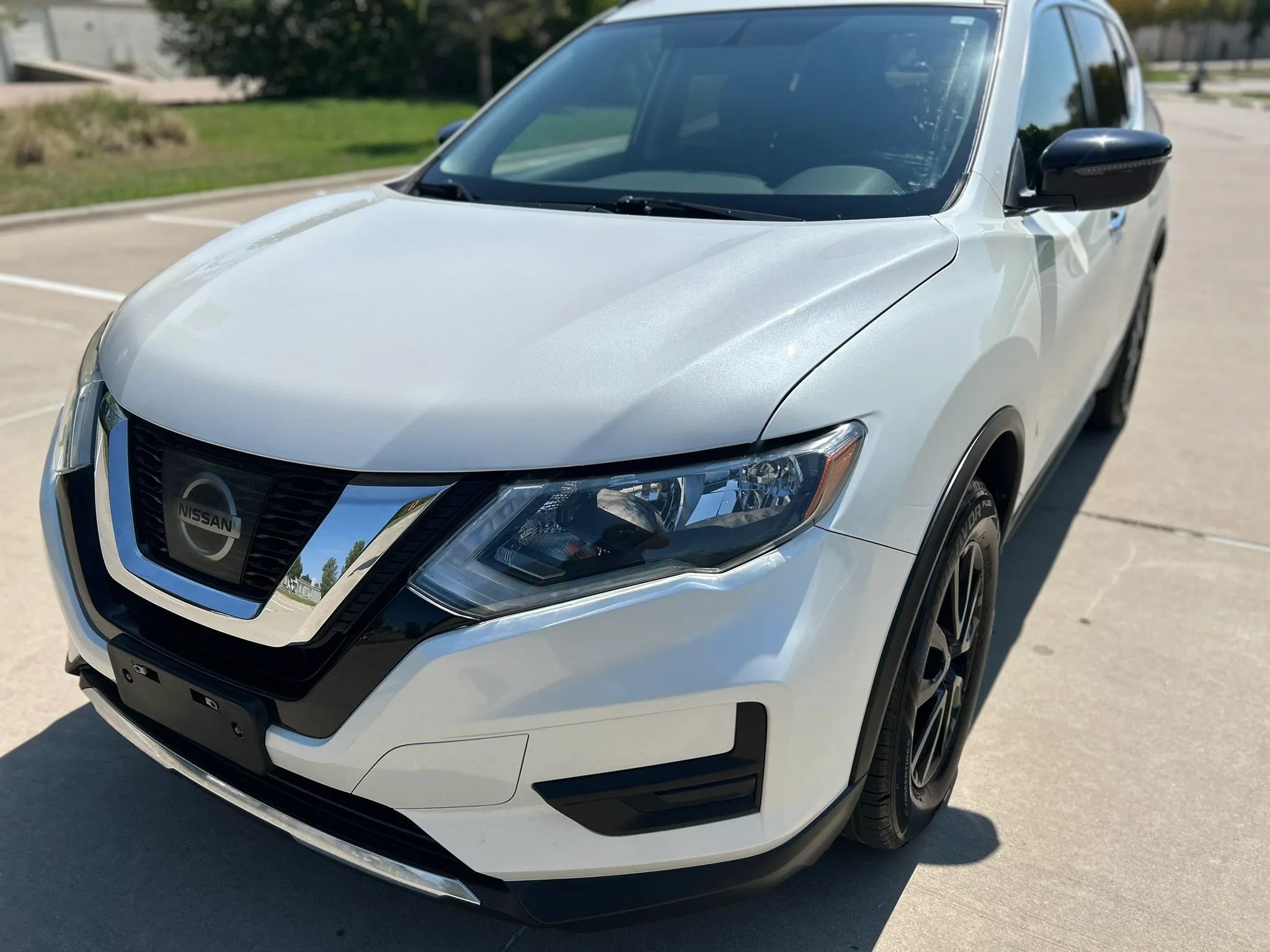 Used 2017 Nissan Rogue SV w/ Midnight Edition AWD/4WD image 2