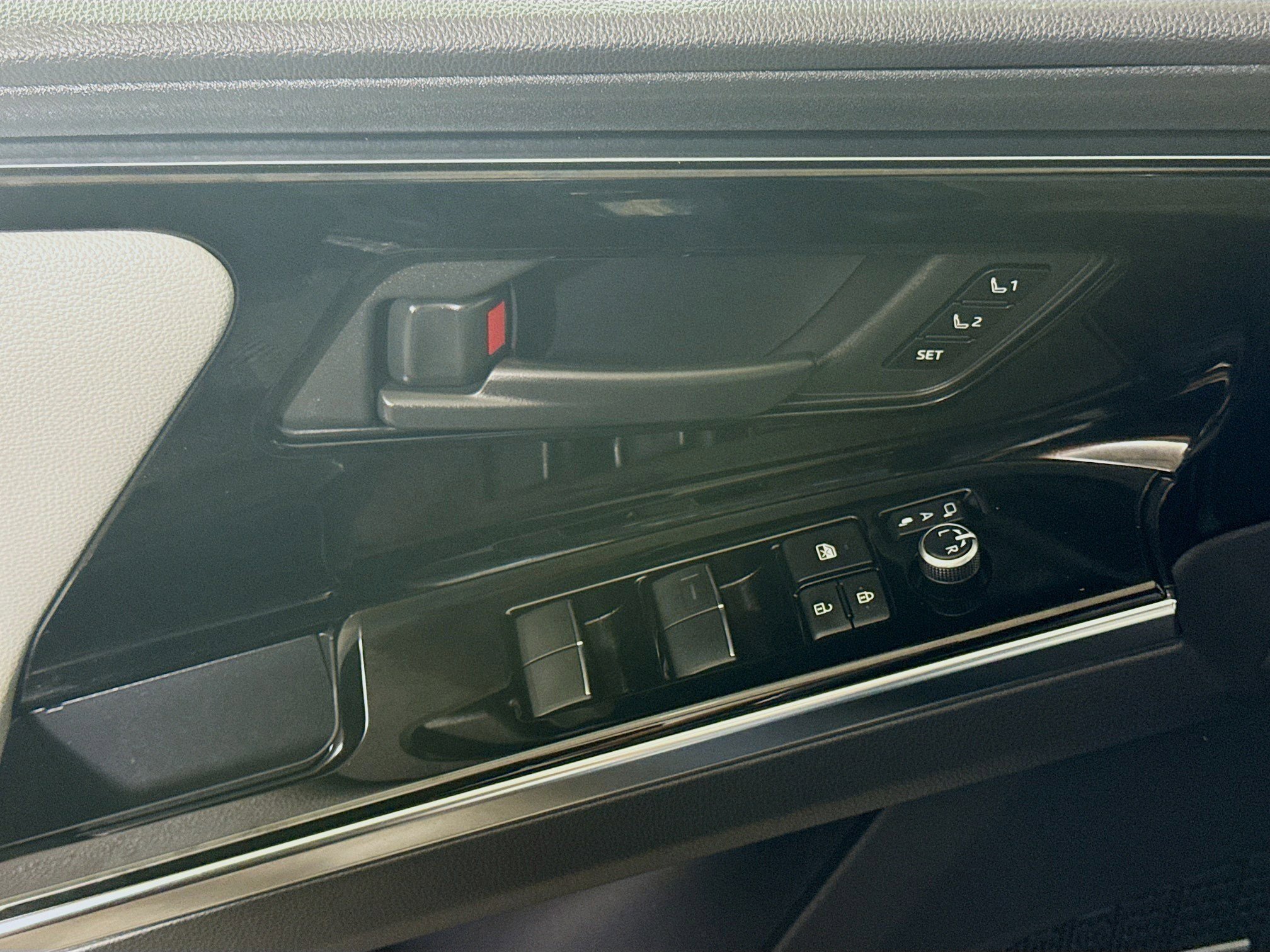 Used 2023 Subaru Solterra Limited image 24