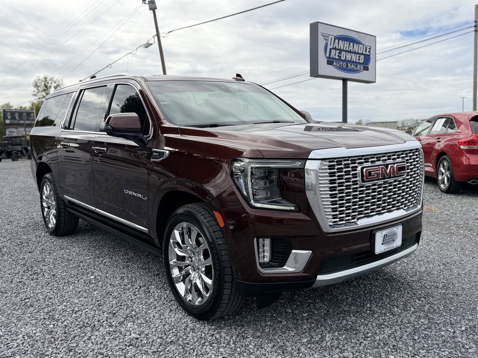 Used 2022 GMC Yukon XL Denali w/ Advanced Technology Package AWD/4WD image 1