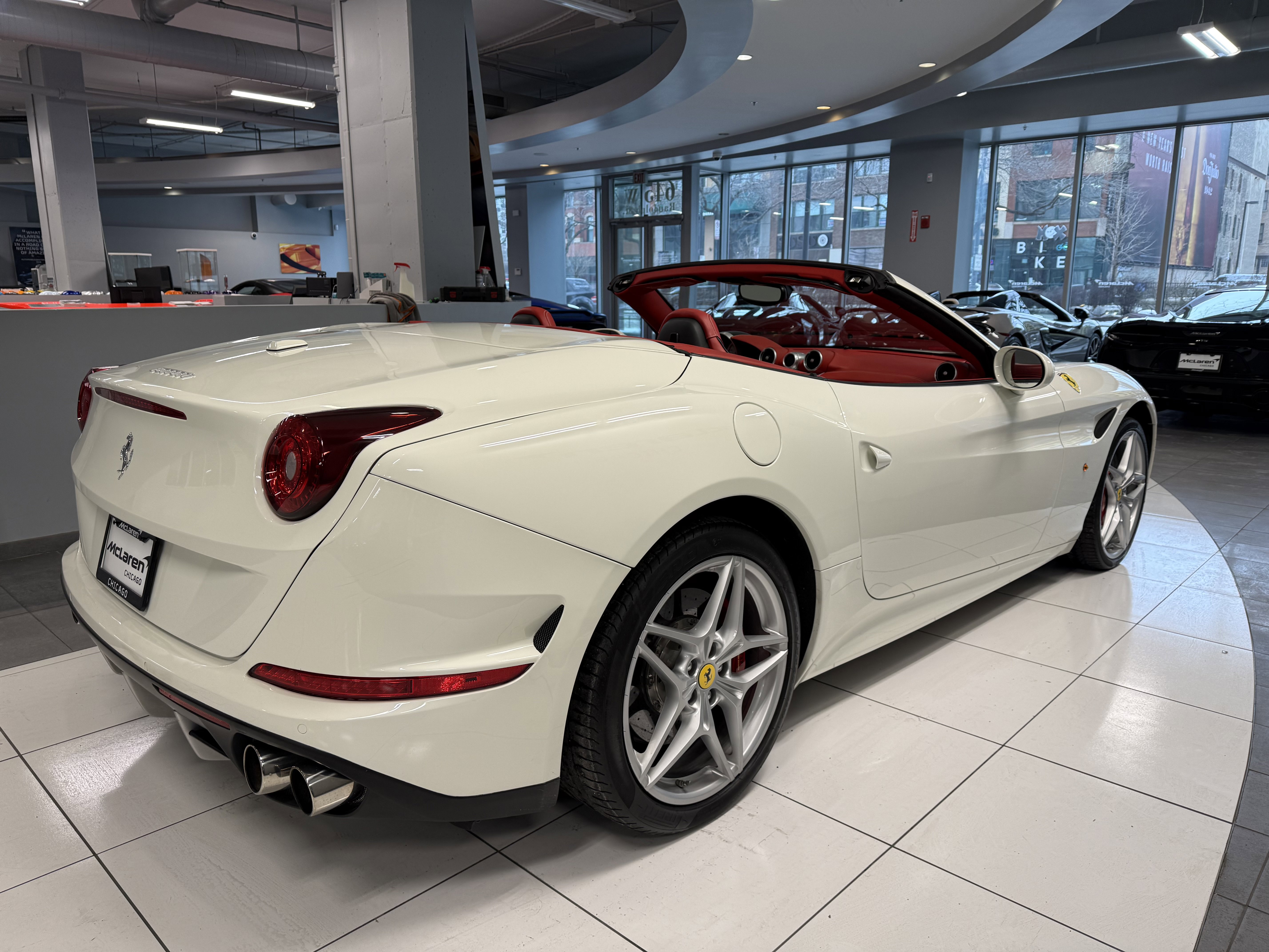Used 2017 Ferrari California T RWD image 18