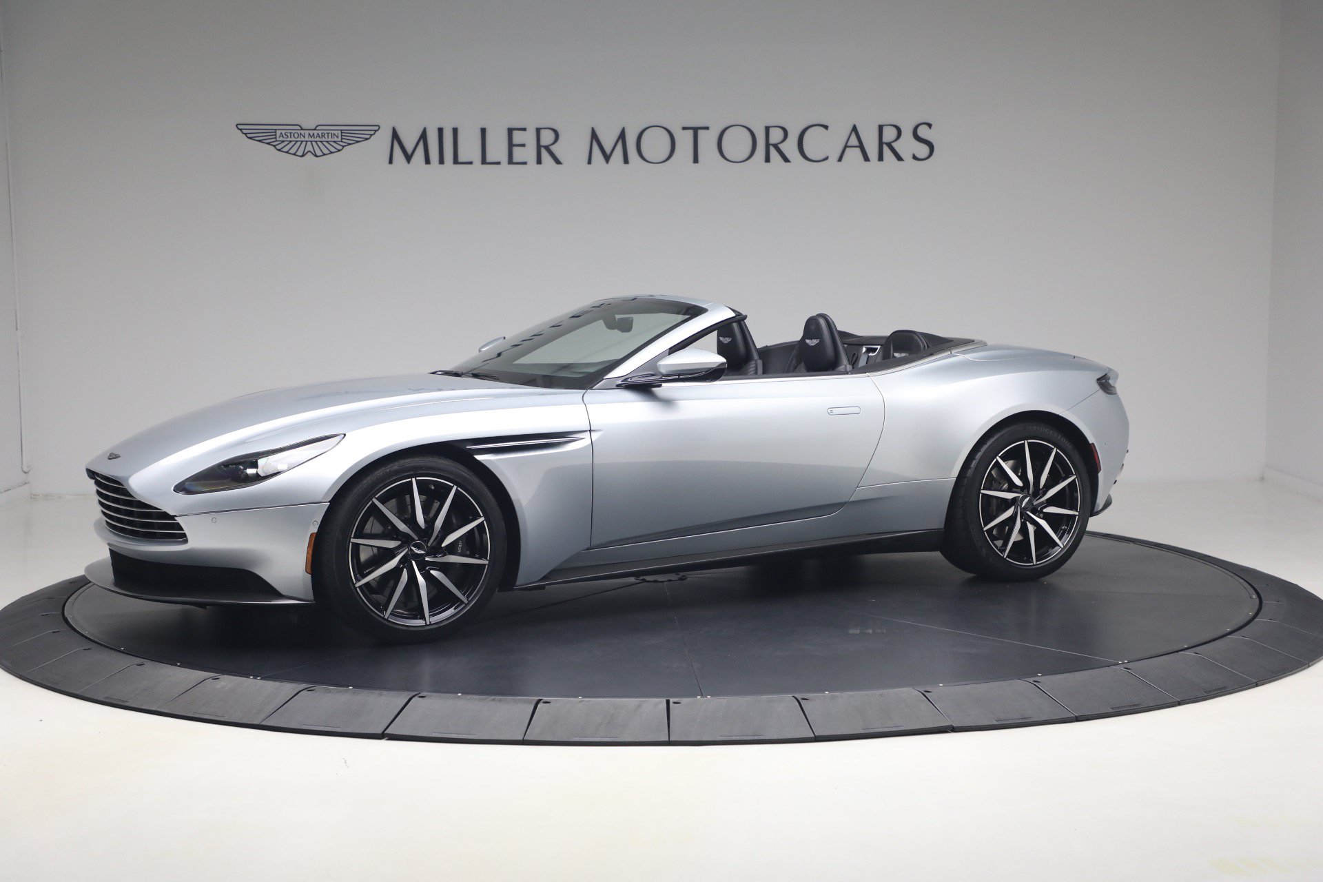 Used 2019 Aston Martin DB11 Volante RWD image 2