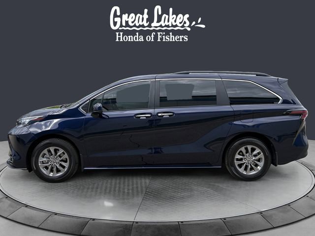 Used 2025 Toyota Sienna XLE AWD/4WD image 2