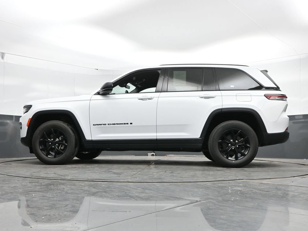Used 2025 Jeep Grand Cherokee Altitude AWD/4WD image 43